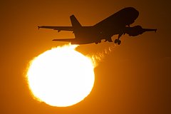 Летевший из Красноярска самолет резко сменил курс из-за постороннего шума