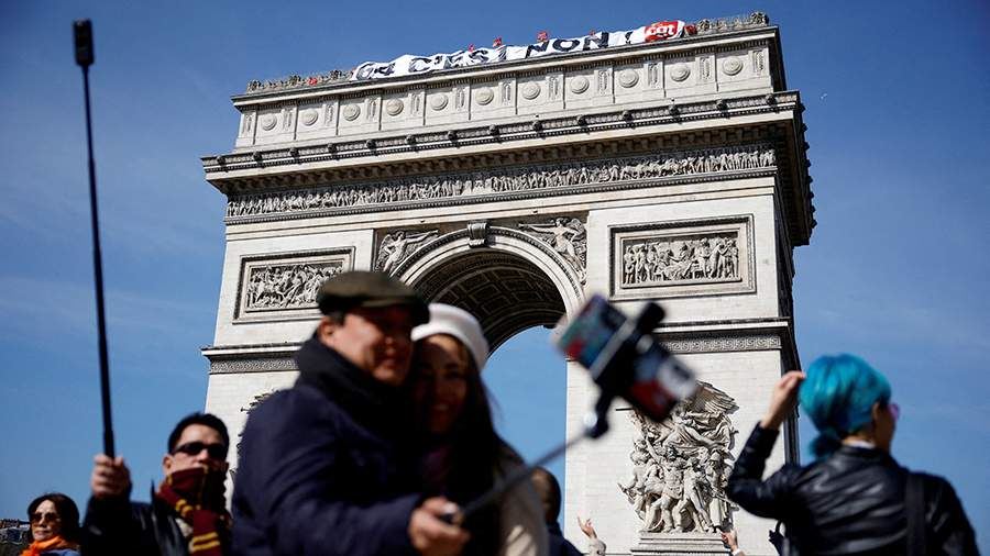 Парижане развернули знамя у Триумфальной арки на акции против пенсионной реформы<br />
