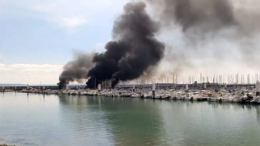 В крупнейшем порту Франции загорелось семь лодок<br />
