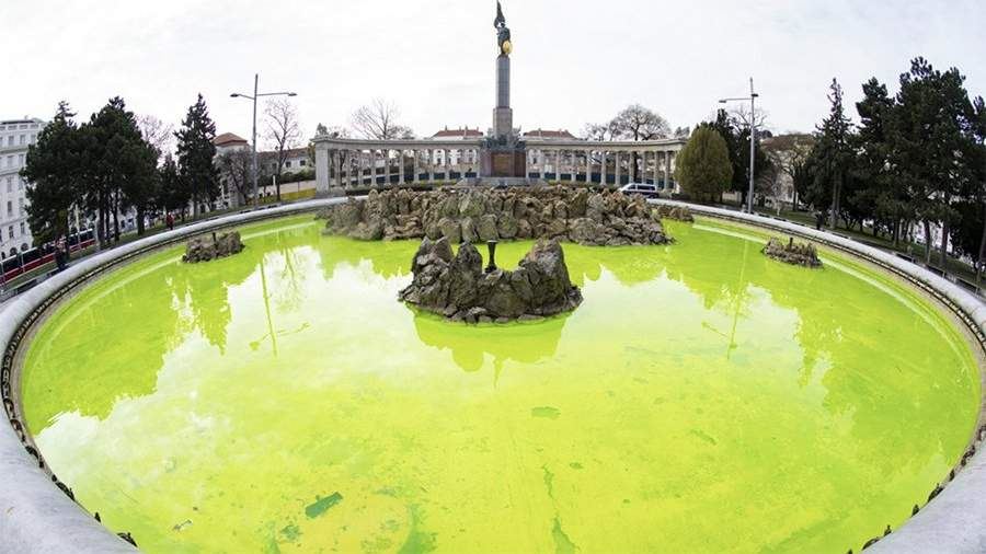 В Вене экоактивисты окрасили в зеленый цвет шесть фонтанов<br />
